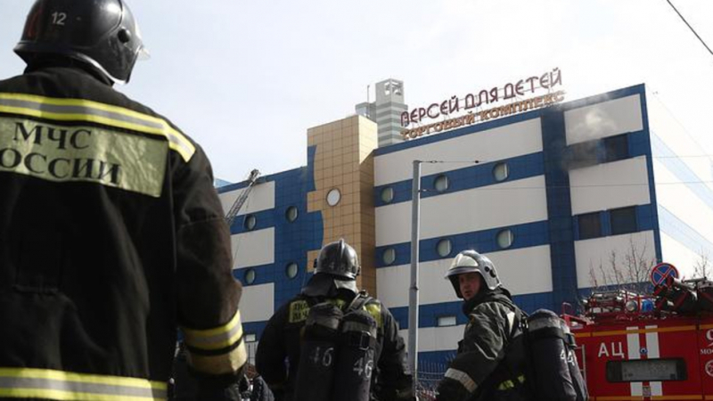 Един загинал при пожара в Москва, огнеборците геройски спасили 20 души от огнения ад в мола