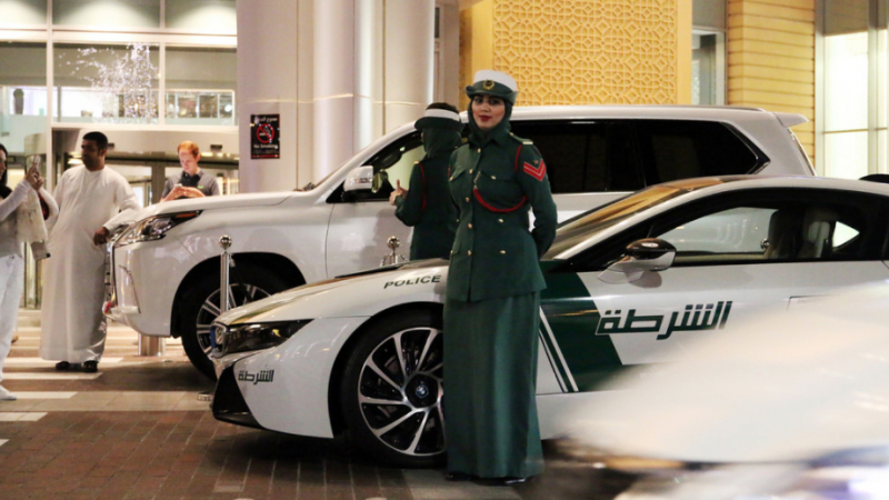 Пияна рускиня ухапа полицайка в Дубай и разби с глава стъклото на автомобила й