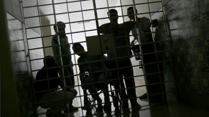 Първо в БЛИЦ: В Пловдивския затвор ври и кипи, надзиратели тарашат килиите, затворниците са гневни!