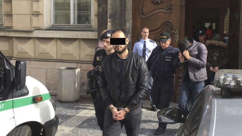 Зрелищно ВИДЕО! Въоръжени до зъби командоси арестуват шестимата бежанци, изнасилили млада туристка в Прага 