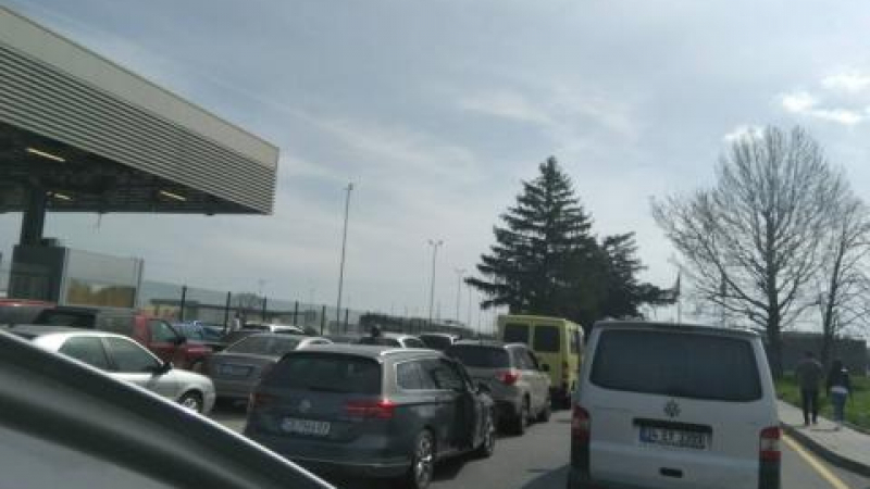 На "Капитан Андреево" е ад с над 1000 блокирани коли, километрични тапи на "Траянови врата" и Ябланица, и към Гърция е страшно (ВИДЕО)