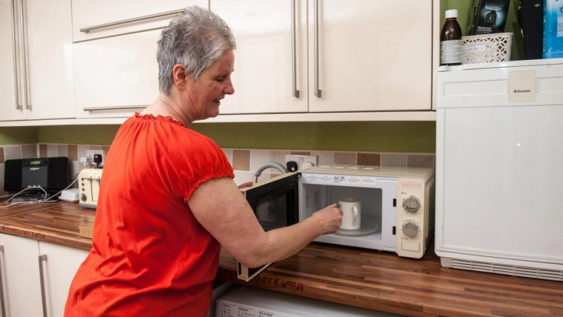 Ощави се за секунди: Възрастна дама показа с личен пример защо не трябва да се варят яйца в микровълновата печка (СНИМКИ)