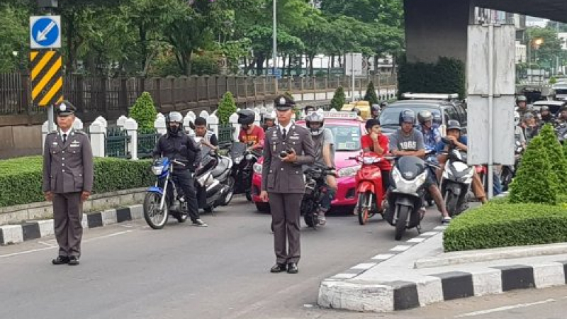 Ани Хоанг и скандалният DEE затвориха улица в Банкок! (СНИМКИ/ВИДЕО)