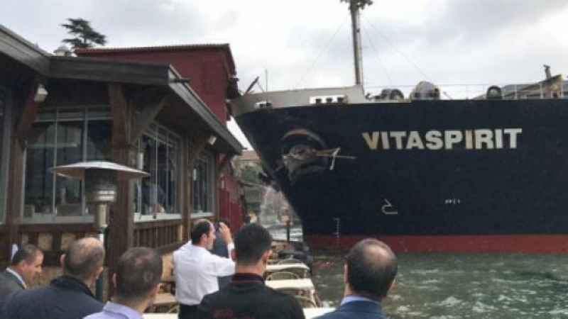 Танкер се вряза в историческа сграда на брега на Босфора
