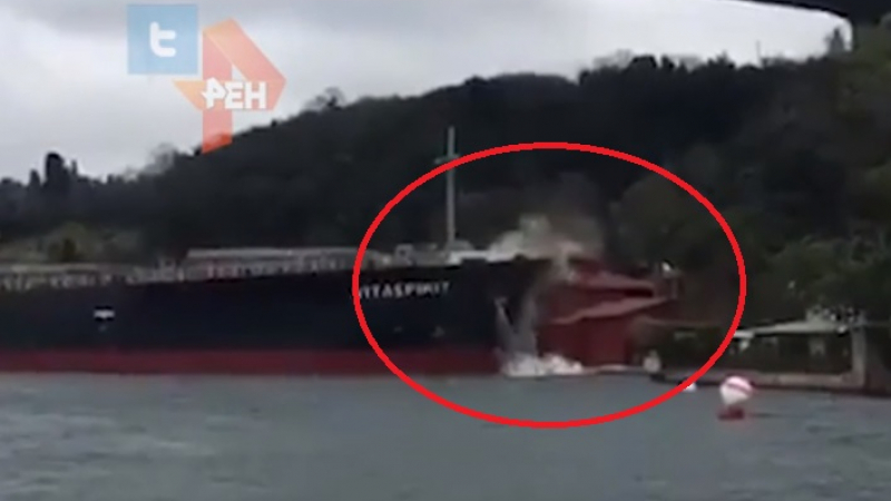 Появи се зрелищно ВИДЕО как огромния танкер връхлита историческа сграда в Босфора