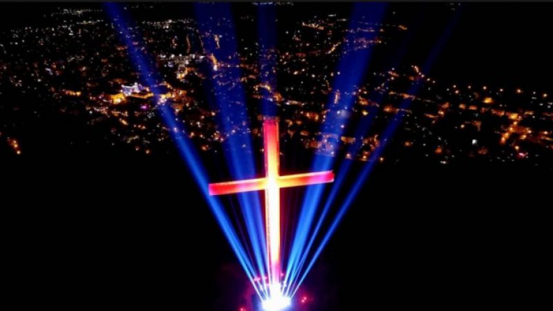 Чудо на светлината на 33-метровия кръст над Благоевград за Великден