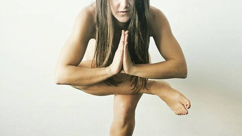 За жени с всякакви форми и размери: Секси инструкторка споделя за ползите от "голата" йога (СНИМКИ 18+)