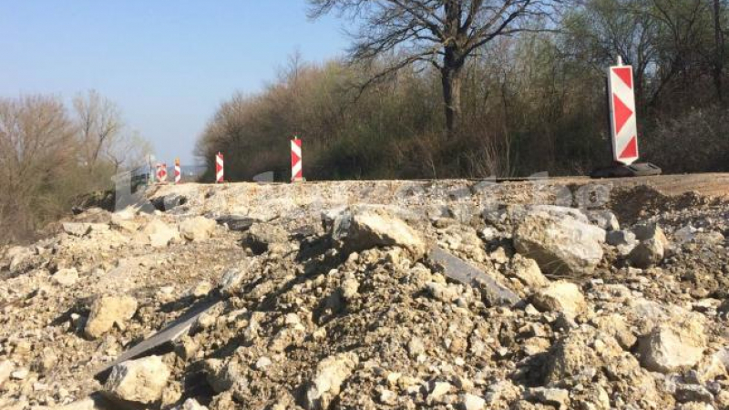 Пътят между Враца и Криводол за пореден път пропадна (СНИМКИ)