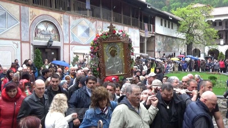 Хиляди се събраха в Бачковския манастир за шествието на чудотворната икона на Света Богородица