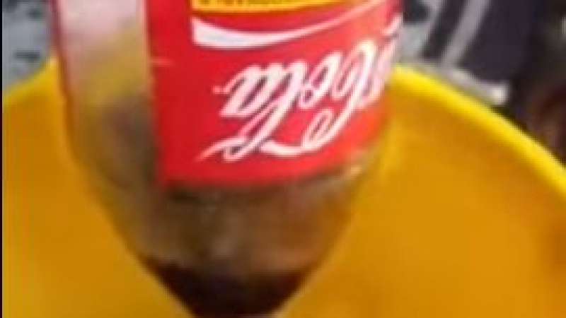 Аржентинец откри нещо много гнусно в шишето си с Coca-Cola (ВИДЕО)