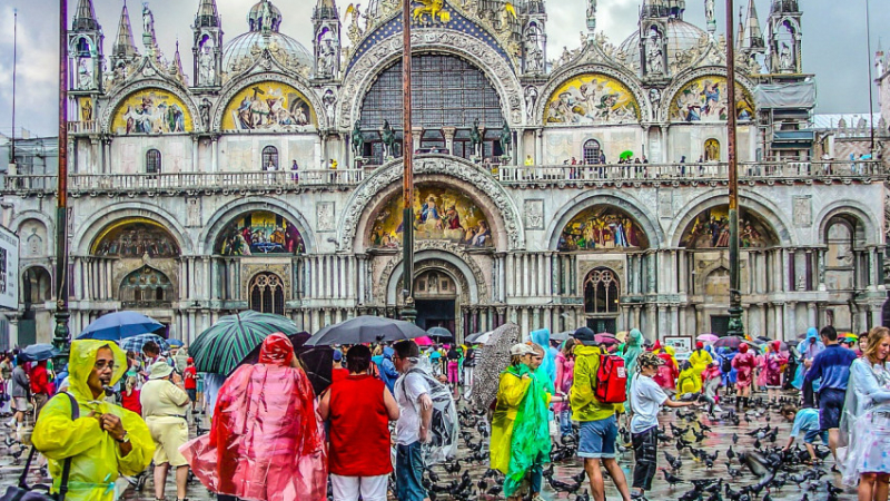 13 странни закона от цял свят, които объркват туристите