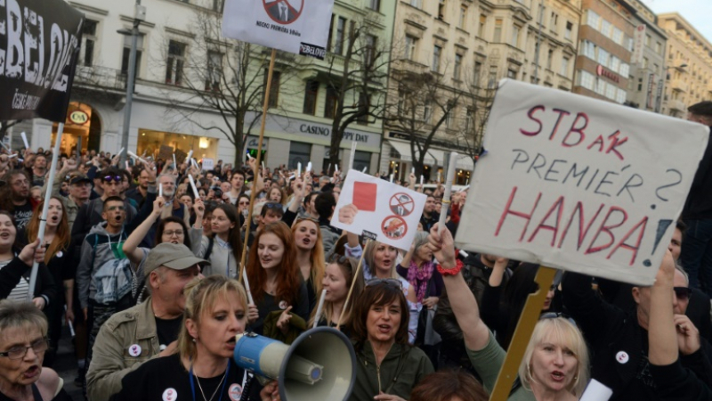Хиляди демонстранти излязоха по улиците на Прага