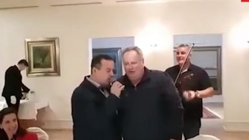 Невероятно зрелище: Ивица Дачич пя на уше на гръцкия си колега „Тамо далеко“ (ВИДЕО)