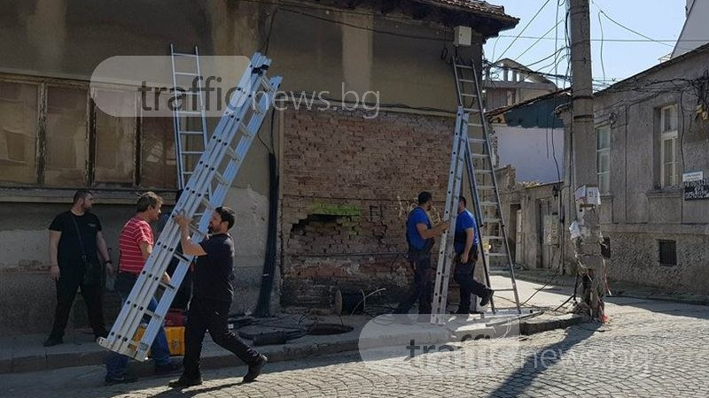 Екшън в центъра на Пловдив! Джип се вряза в къща и стълб (СНИМКИ)