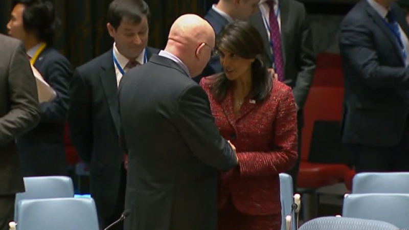 Война ли! Посланиците на САЩ и Русия в ООН в страстни целувки помежду си! (ВИДЕО)