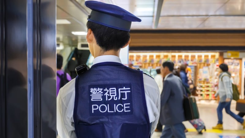 Над 1200 японски полицаи издирват избягал от затвора учтив крадец
