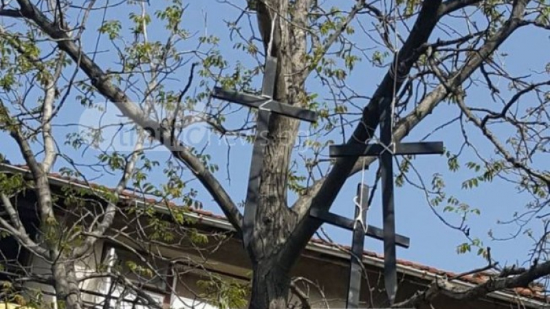 Зловещо отмъщение: Пловдивски лекар закачи черни кръстове в имот на съсед и обеща за пуска траурна музика (СНИМКИ)