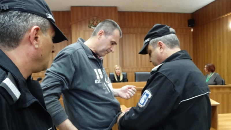 Само в БЛИЦ! Ченгето Караджов, когото съдят за разстрела на родители му, с потрошени кокали в затвора 