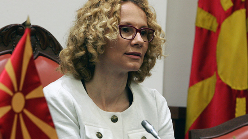 Македонската русокоса министърка Радмила Шекеринска с интересна прогноза за това как страната й ще си изпати от Сирия