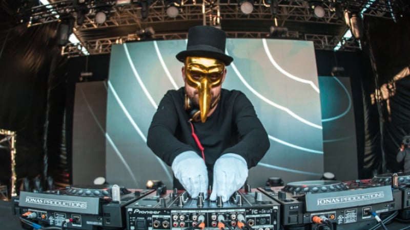 Великият Claptone ще събере очите ви с условието си да участва в най-големия хаус фестивал в Халкидики! 