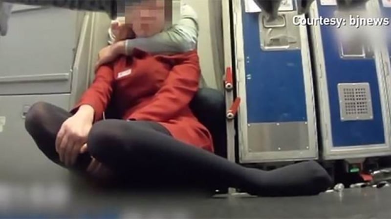Мъж взе стюардеса за заложник, заплаши я с химикалка (ВИДЕО)