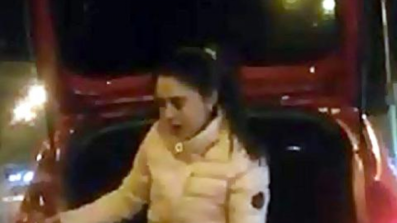 Младо момиче реши да се повози в багажник на кола, сега съжалява жестоко (ВИДЕО)