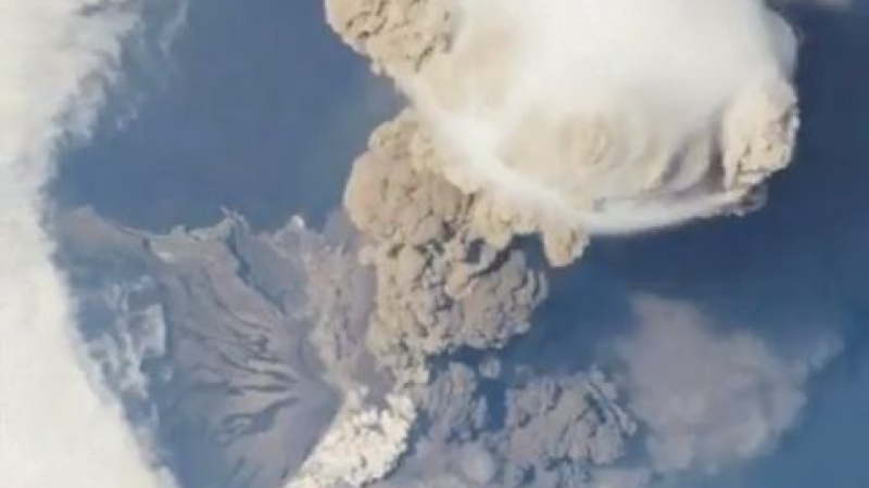 Зрелище в Япония: Изригна вулканът Йо Яма, хвърля камъни на 2 километра! (ВИДЕО)