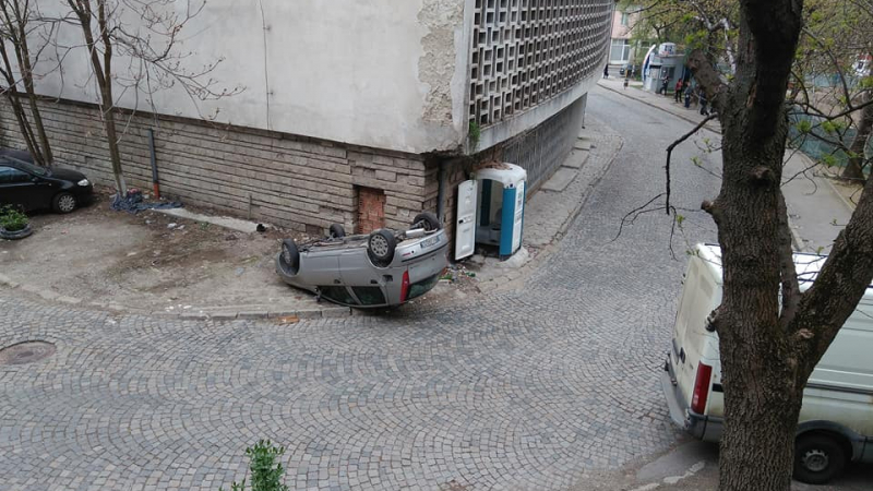 Това ли е най-идиотското паркиране в София?