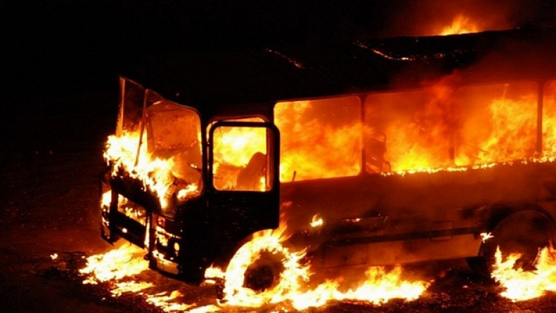 Първи СНИМКИ и ВИДЕО от поредна драма с автобус с 46 пътници, който изгоря на пътя край местността Дервена 