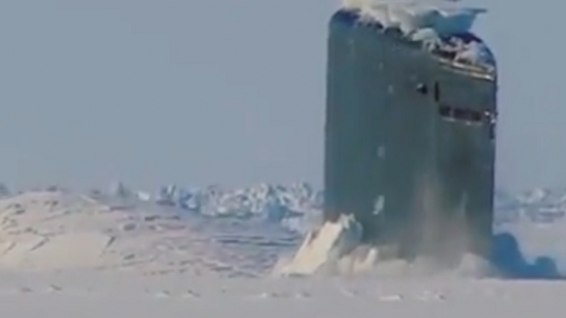 Уникално ВИДЕО: US подводница проби дебел лед и изплува насред Арктика