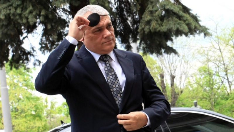 Министър Радев и заместниците му сложиха черна превръзка на окото си (СНИМКИ)