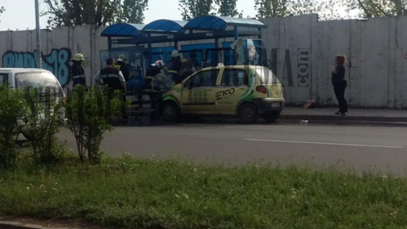 Зрелищен инцидент в Благоевград, таксиджия панически заряза колата си заради... (СНИМКИ)