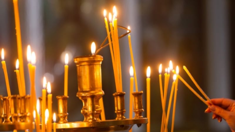 Всички го знаем, но все пак - защо не бива да палите свещта в църквата от чужди свещи?