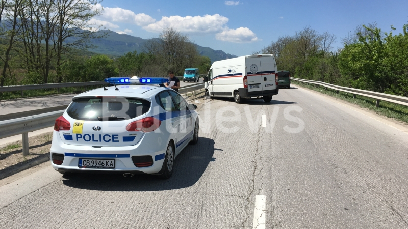 Бус на куриерска фирма се удари на Е-79 между Враца и Мездра (СНИМКИ)