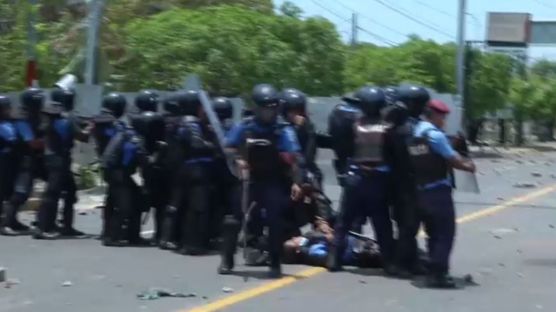В Никарагуа е страшно! Най-малко десет души са убити при протести в страната (СНИМКИ/ВИДЕО)