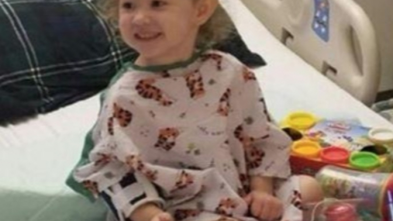 На 2-годишно момиченце започнаха да му растат гърдите и това му спаси живота (СНИМКИ)