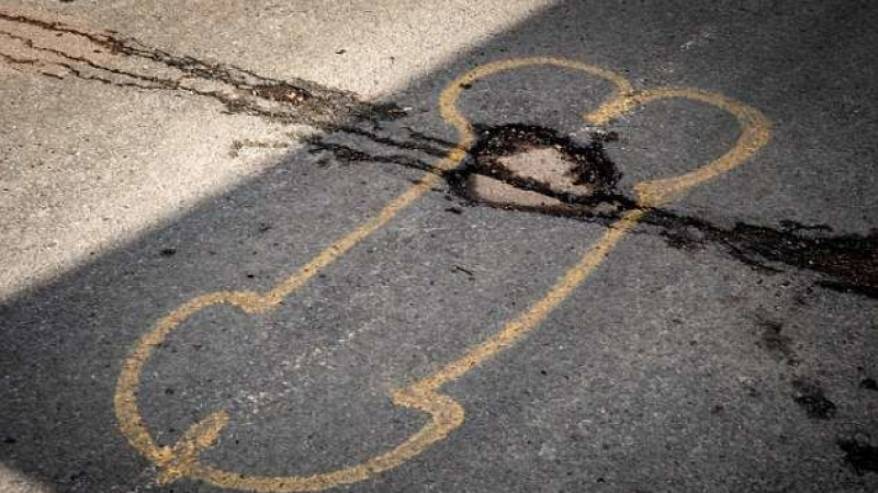 Британец се бори с дупките по улиците по палав и оригинален начин (СНИМКИ 18+)