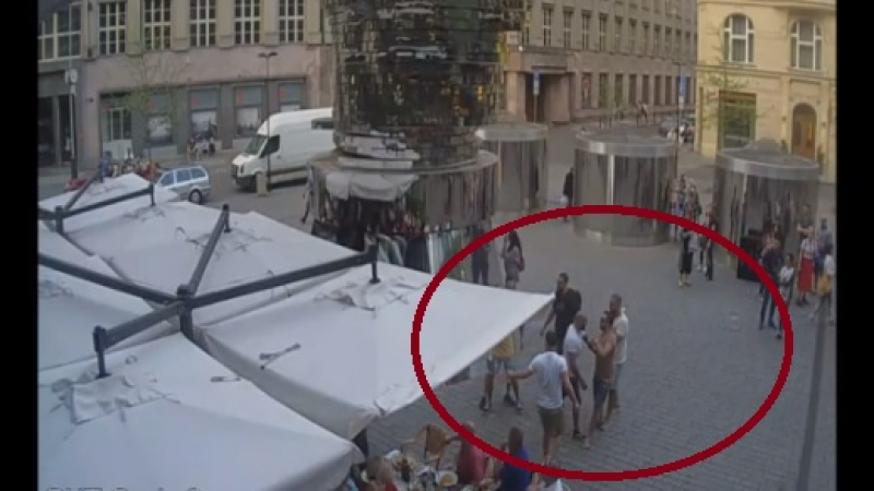 Брутално нападение в центъра на Прага! Подивели бежанци пребиха сервитьор, който не им дал да пият (СНИМКИ)