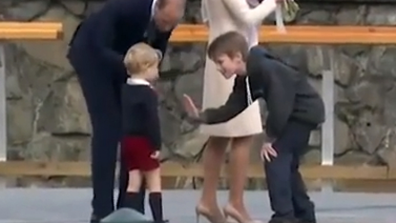 Младеж поиска "пет" от принц Джордж! Ето как реагира синът на Уилям и Кейт (ВИДЕО)