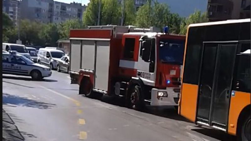 Първи СНИМКИ и ВИДЕО от тежка верижна катастрофа с 2 автобуса и 5 коли на възлово кръстовище в София 
