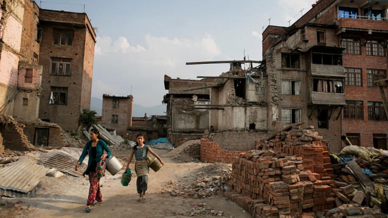 Светът се скъса да дарява за Непал след чудовищния трус, а милиарди долари изтекли…