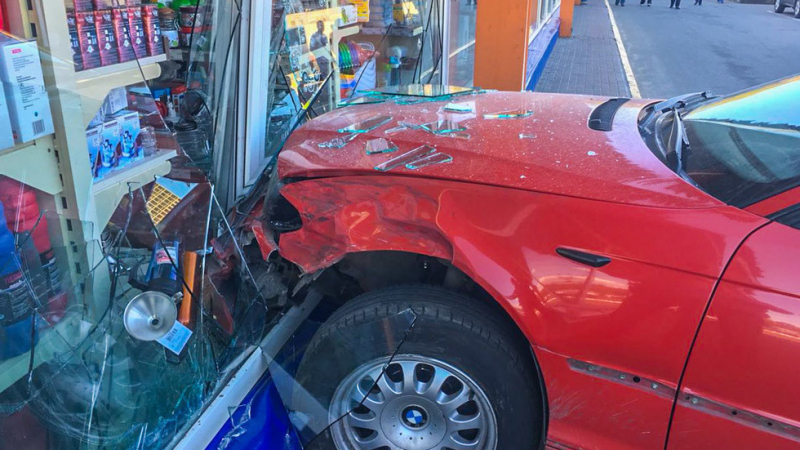 Шофьорка с BMW обърка педалите, удари две коли и влетя в магазин (СНИМКИ/ВИДЕО)