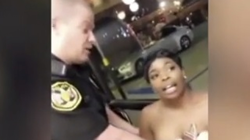 Гърдите на чернокожа американка изскочиха напълно по време на арест (ВИДЕО 18+)