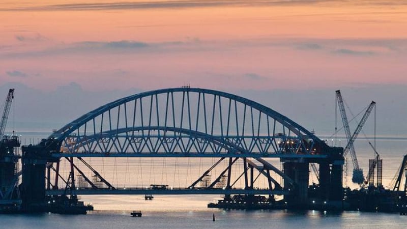 Украински сайт сензационно: Кримският мост вече се напука!