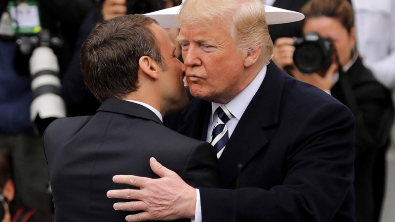 Тръмп посрещна Макрон с прегръдки и целувки, а после... (ВИДЕО)