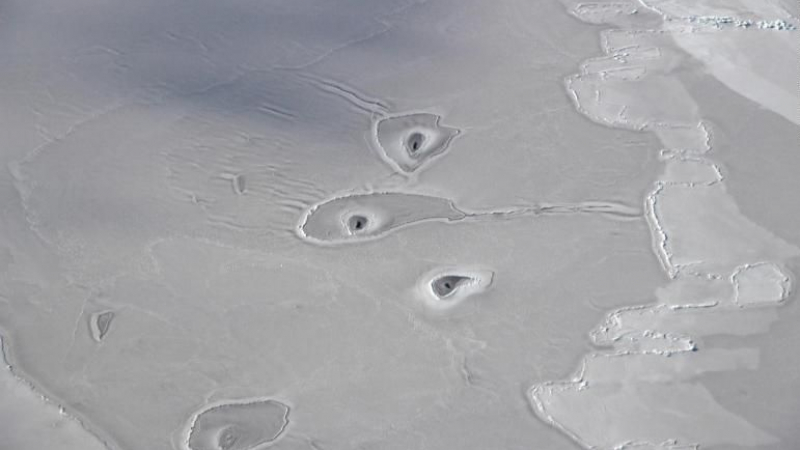 Дупки в арктическия лед хвърлиха в шаш учените (СНИМКА)