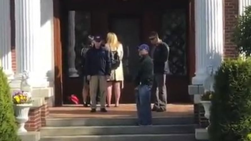 Зрелищно ВИДЕО: Американски спецчасти разбиха вратата на резиденцията на руския консул в Сиатъл 