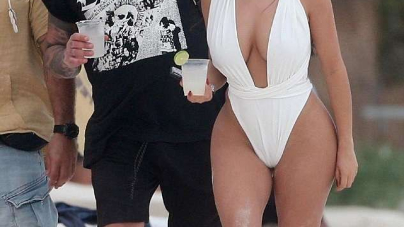 Сочната моделка Деми Роуз разходи изрязан бански на плаж в Мексико (СНИМКИ)