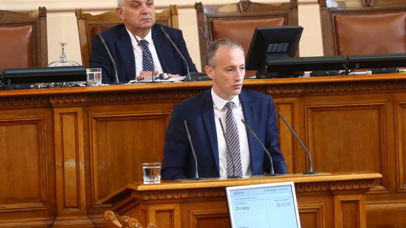 Министър Вълчев похвали учителите
