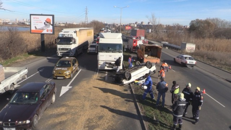 Нова тежка катастрофа с три коли и два камиона край Пловдив, има пострадали деца